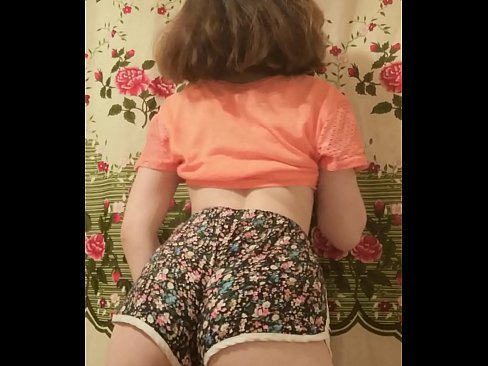 ❤️ 性感的年轻宝贝在镜头前脱下她的短裤 ❌ Porno vk﹏﹏