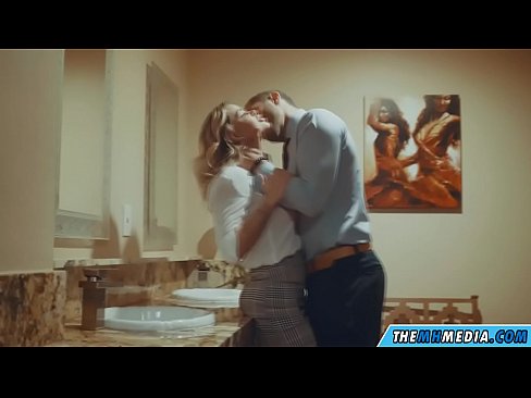 ❤️ 当一个胸大无脑的金发女郎在公共厕所里勾引你时 ❌ Porno vk﹏﹏